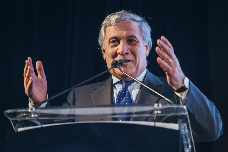 Fotografi 4: Conference of Presidents in Bucharest - Antonio TAJANI, EP President and other members of the European Parliament take part in an event with students at the University of Bucharest.