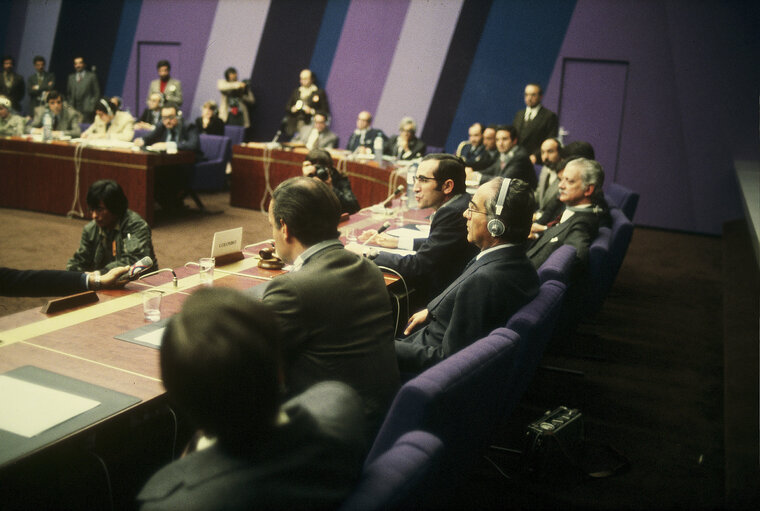 Foto 32: First democratic President of Portugal, EANES, visiting the European Parliament in 1978