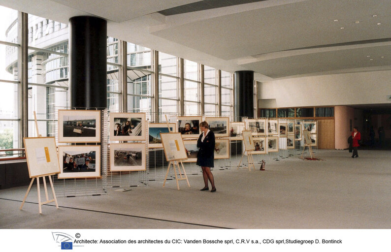 Foto 3: Buildings of the European Parliament in Brussels in 2009