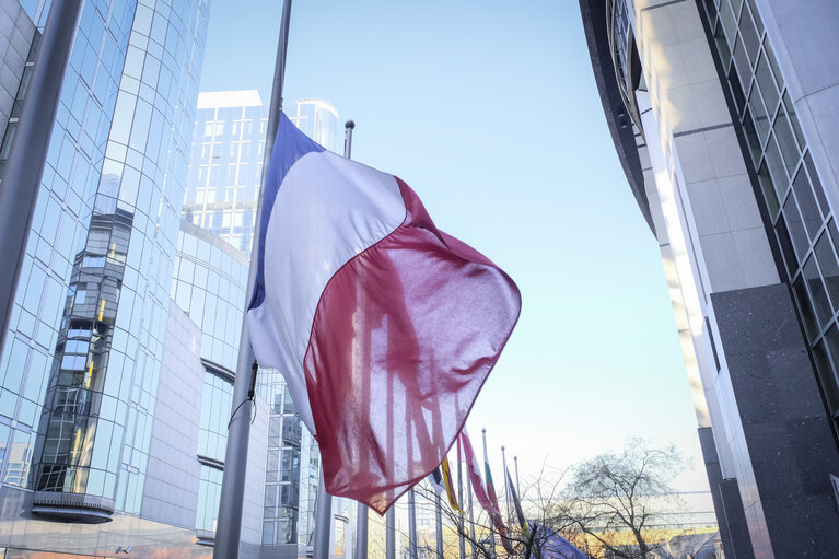 Fotogrāfija 4: EU and French flags at half-mast at the European Parliament in Brussels as a tribute to the victims of the terrorist attack in Strasbourg of 11/12/2018