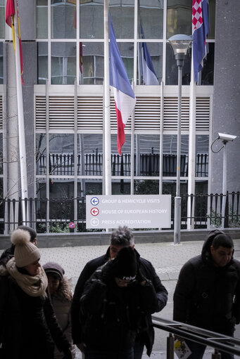 Fotogrāfija 15: EU and French flags at half-mast at the European Parliament in Brussels as a tribute to the victims of the terrorist attack in Strasbourg of 11/12/2018