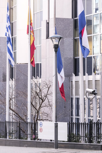 Fotogrāfija 16: EU and French flags at half-mast at the European Parliament in Brussels as a tribute to the victims of the terrorist attack in Strasbourg of 11/12/2018