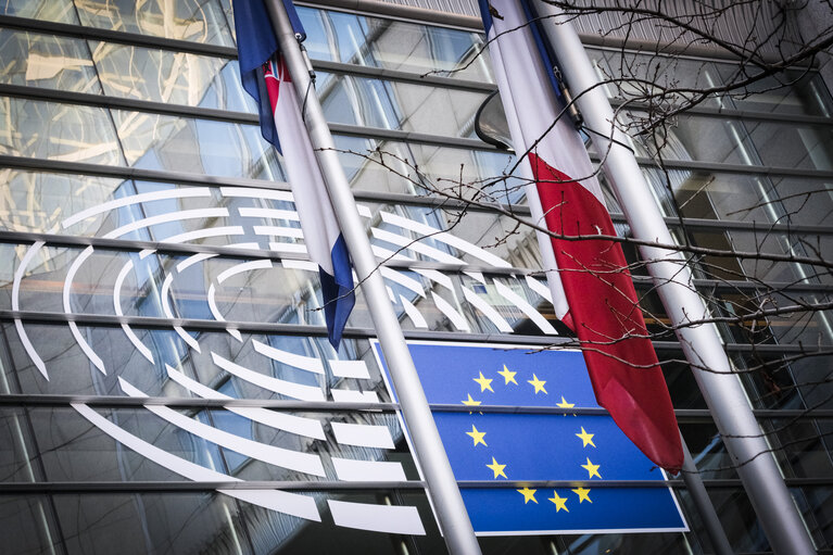 Fotogrāfija 13: EU and French flags at half-mast at the European Parliament in Brussels as a tribute to the victims of the terrorist attack in Strasbourg of 11/12/2018