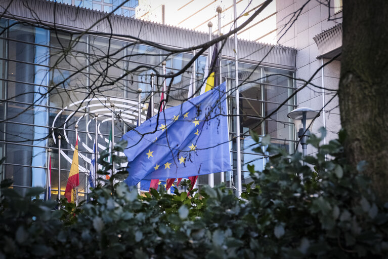 Fotogrāfija 10: EU and French flags at half-mast at the European Parliament in Brussels as a tribute to the victims of the terrorist attack in Strasbourg of 11/12/2018