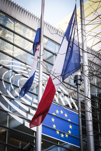 Fotogrāfija 11: EU and French flags at half-mast at the European Parliament in Brussels as a tribute to the victims of the terrorist attack in Strasbourg of 11/12/2018