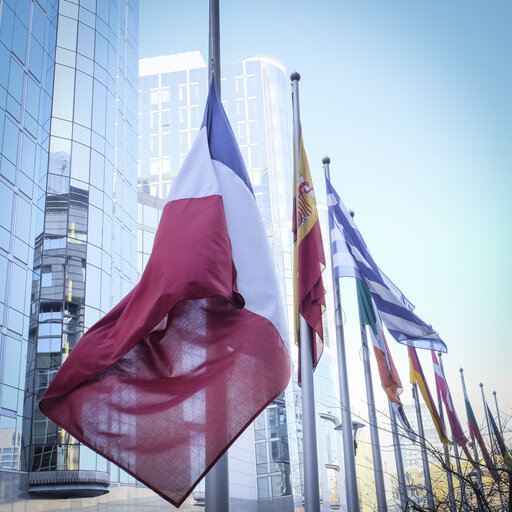 Fotogrāfija 5: EU and French flags at half-mast at the European Parliament in Brussels as a tribute to the victims of the terrorist attack in Strasbourg of 11/12/2018