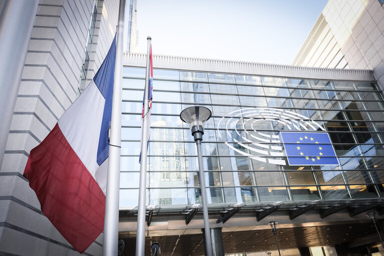 Fotogrāfija 6: EU and French flags at half-mast at the European Parliament in Brussels as a tribute to the victims of the terrorist attack in Strasbourg of 11/12/2018