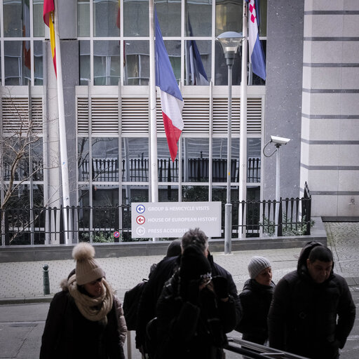 Fotogrāfija 14: EU and French flags at half-mast at the European Parliament in Brussels as a tribute to the victims of the terrorist attack in Strasbourg of 11/12/2018