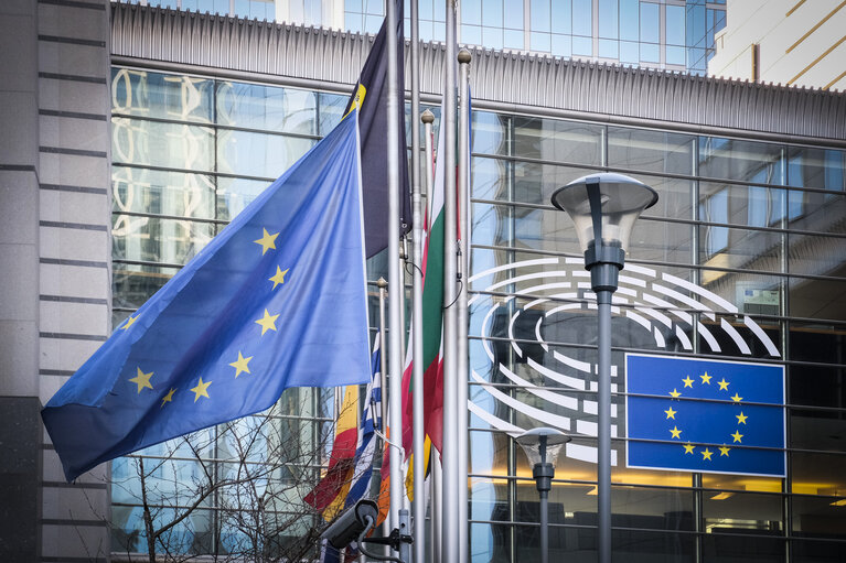 Fotogrāfija 7: EU and French flags at half-mast at the European Parliament in Brussels as a tribute to the victims of the terrorist attack in Strasbourg of 11/12/2018