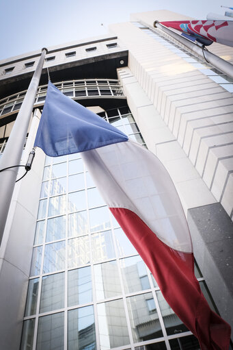 Fotogrāfija 8: EU and French flags at half-mast at the European Parliament in Brussels as a tribute to the victims of the terrorist attack in Strasbourg of 11/12/2018