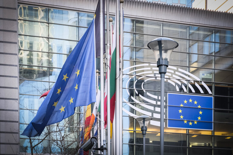 Fotogrāfija 9: EU and French flags at half-mast at the European Parliament in Brussels as a tribute to the victims of the terrorist attack in Strasbourg of 11/12/2018