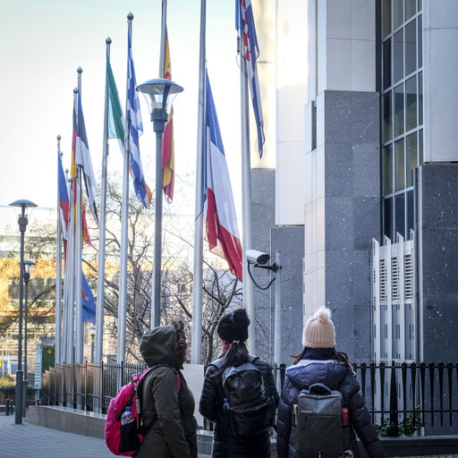 Fotogrāfija 2: EU and French flags at half-mast at the European Parliament in Brussels as a tribute to the victims of the terrorist attack in Strasbourg of 11/12/2018