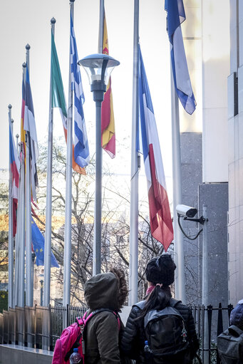 Fotogrāfija 3: EU and French flags at half-mast at the European Parliament in Brussels as a tribute to the victims of the terrorist attack in Strasbourg of 11/12/2018