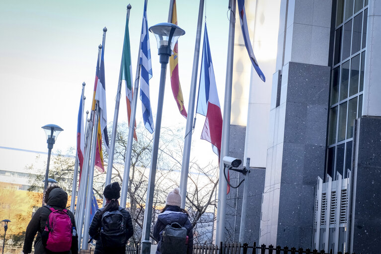 Fotogrāfija 1: EU and French flags at half-mast at the European Parliament in Brussels as a tribute to the victims of the terrorist attack in Strasbourg of 11/12/2018