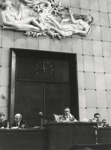 Billede 4: Maurits DEWULF presiding plenary in May 1973.