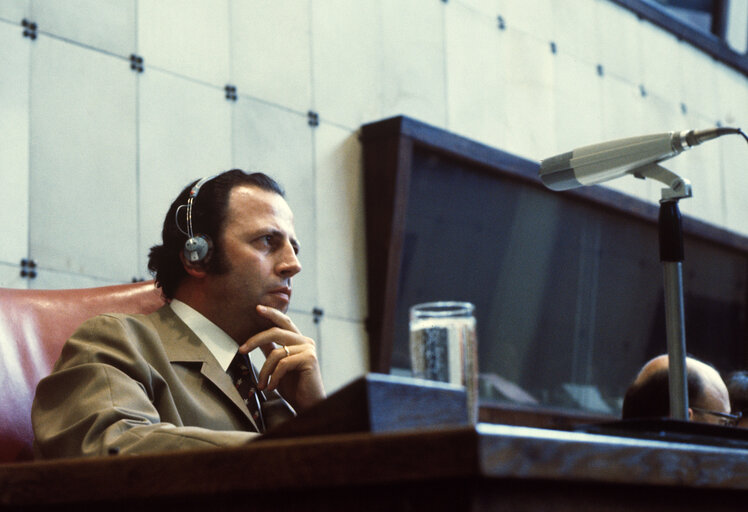 Fotografie 2: Jacques SANTER in plenary session in Strasbourg.