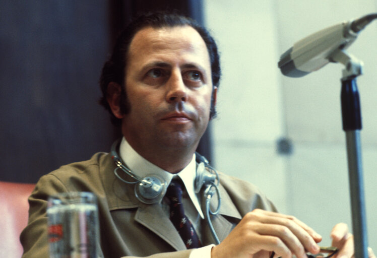 Fotografie 3: Jacques SANTER in plenary session in Strasbourg.