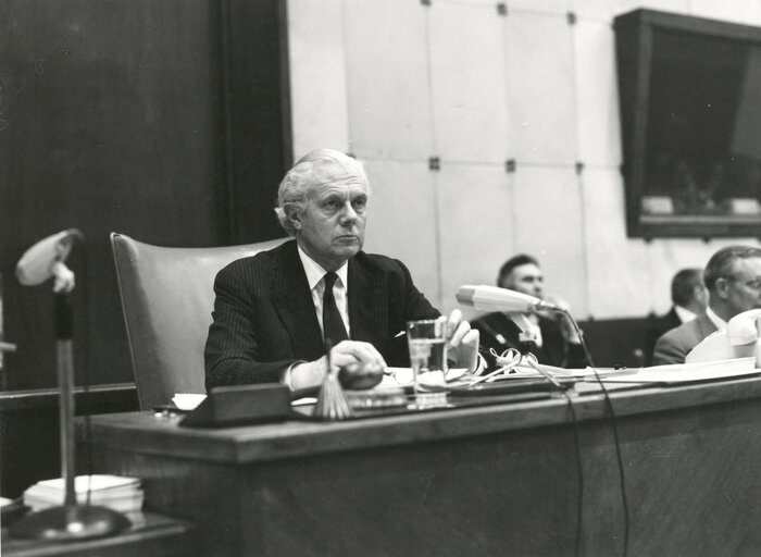 Billede 1: Frederic BESSBOROUGH (Earl of) presiding plenary in May 1973.