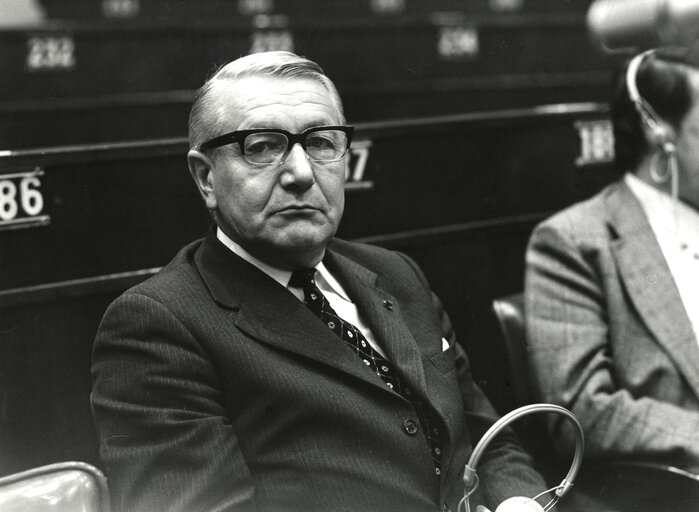 Fotografie 2: Lucien HARMEGNIES in plenary in May 1973.