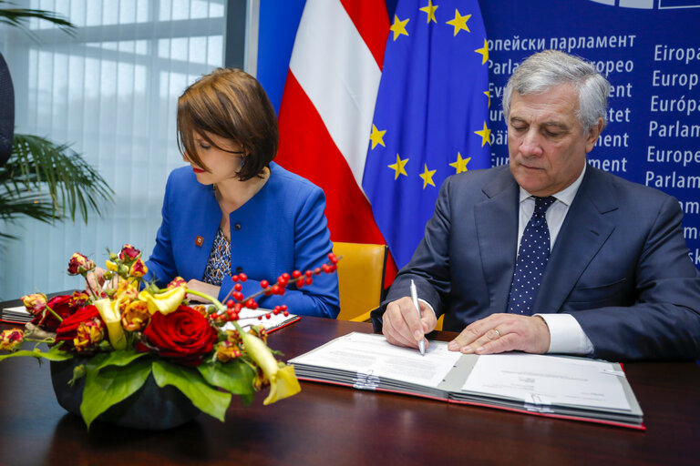 Zdjęcie 12: Lex signing ceremony