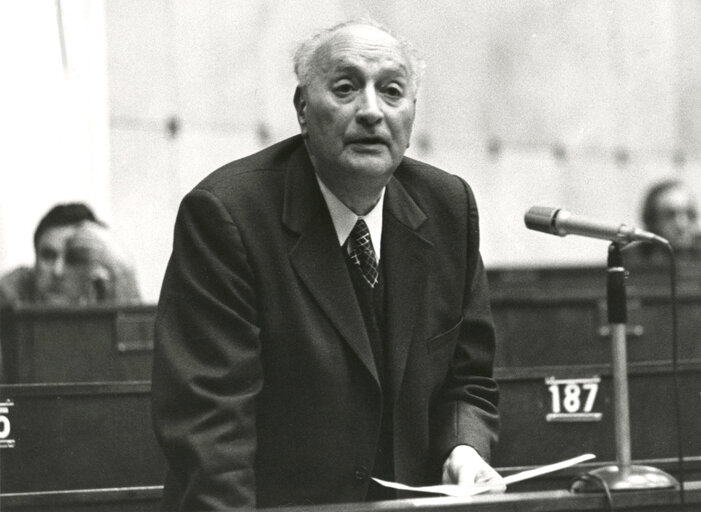 Fotografi 2: Plenary session in February 1975