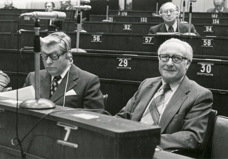 Valokuva 6: Plenary session in February 1976