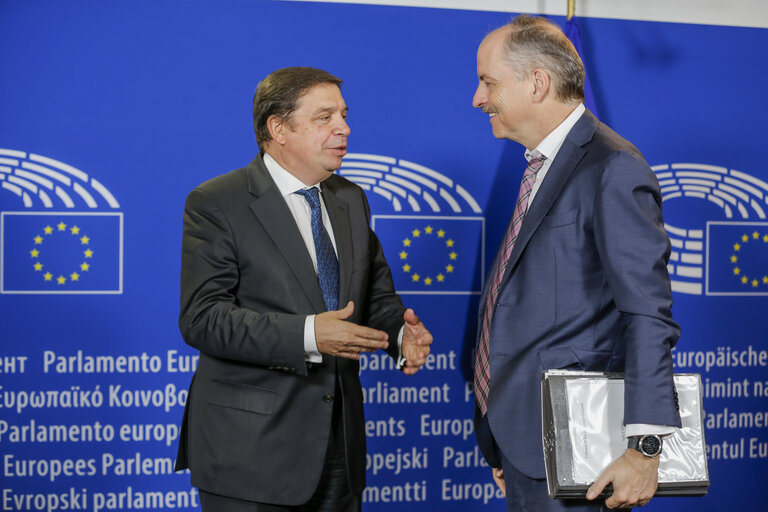 Снимка 5: Antonio TAJANI - EP President meets with Luis PLANAS PUCHADES, Spanish Minister of Agriculture, Fisheries and Food