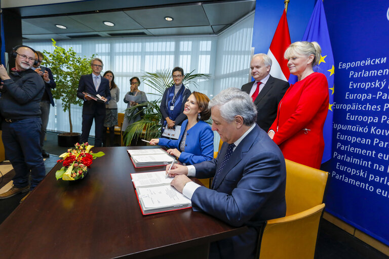 Zdjęcie 3: Lex signing ceremony