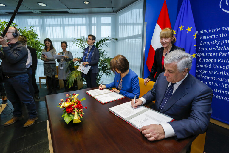 Fotó 13: Lex signing ceremony