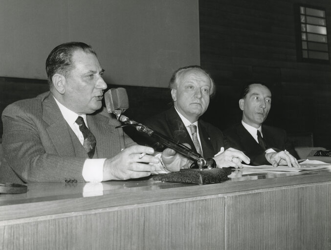 Fotografie 1: January 1961, press conference