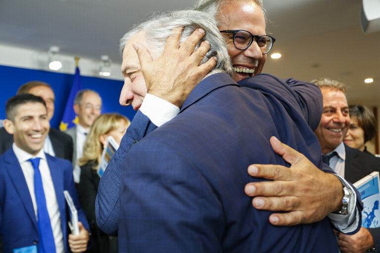 Fotografi 9: Antonio TAJANI - EP President meets with a group of visitors MEP Salvatore CICU