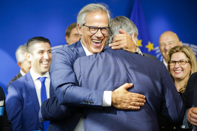 Fotografi 1: Antonio TAJANI - EP President meets with a group of visitors MEP Salvatore CICU