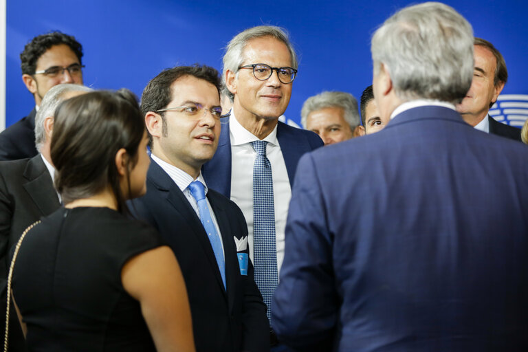 Fotografi 6: Antonio TAJANI - EP President meets with a group of visitors MEP Salvatore CICU