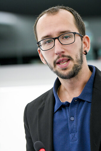 Photo 17: EP plenary session - Explanations of votes