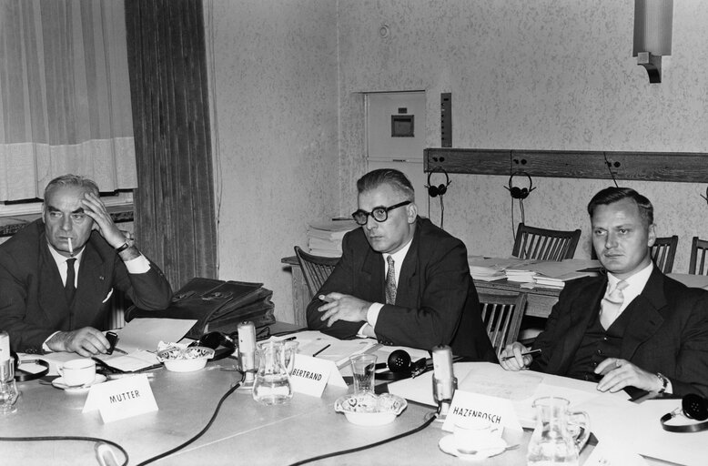 Снимка 1: André MUTTER, Alfred BERTRAND and Cornelis HAZENBOSCH during a Social Affairs Committee meeting of the ECSC in Luxembourg, September 1957.