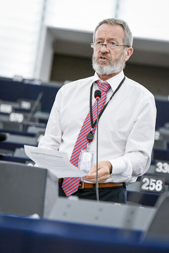 Fotografija 3: EP plenary session- VOTES followed by explanations of votes- Explanation of votes