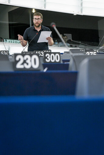 Photo 28: EP plenary session - Explanations of votes