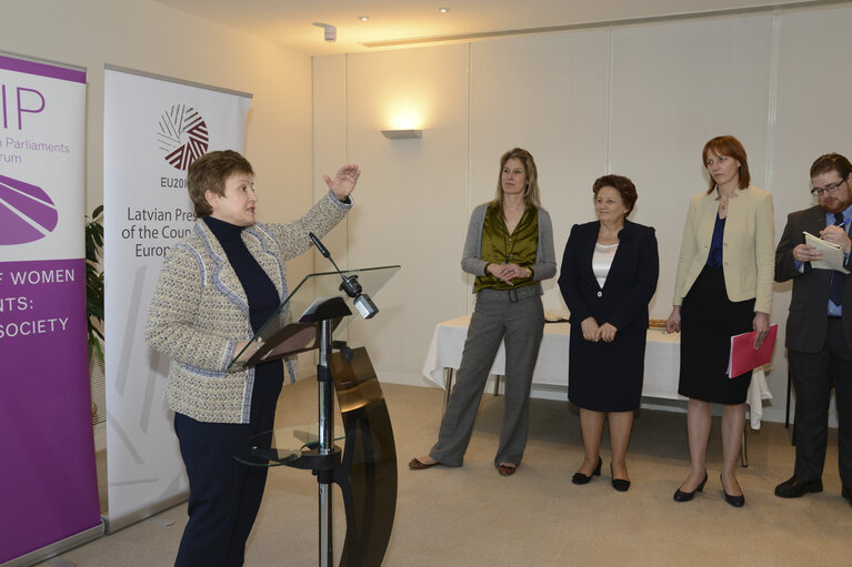 Fotografi 7: Women in Leadership : lesson from Latvia