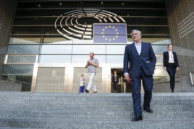 Foto 13: Antonio TAJANI - EP President on his way to 
EPP leaders meeting ahead of the European Council