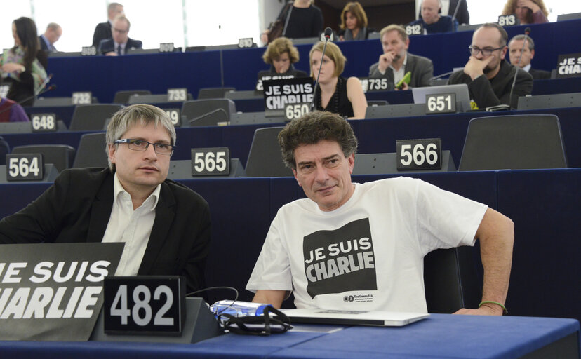 Foto 33: Plenary session week 3 2015 in Strasbourg-MEPs showing their support to the victims of the Paris terrorist attacks -  je suis Charlie