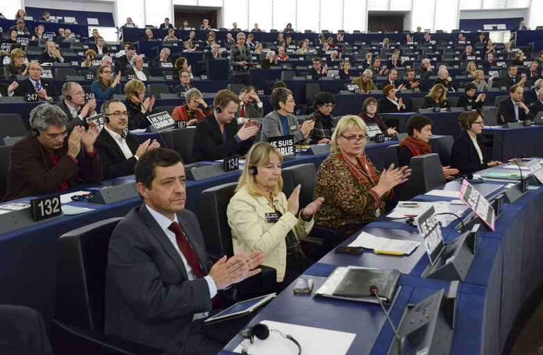 Foto 43: Plenary session week 3 2015 in Strasbourg-MEPs showing their support to the victims of the Paris terrorist attacks -  je suis Charlie