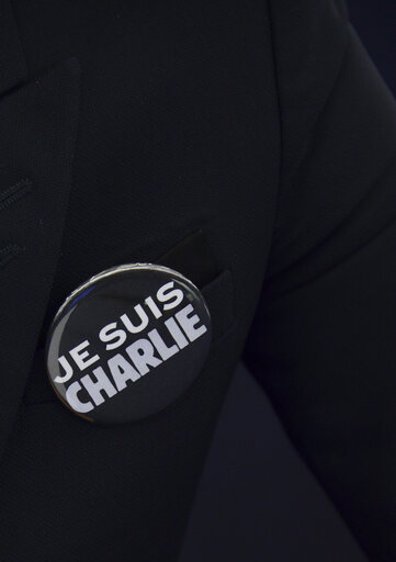 Foto 39: Plenary session week 3 2015 in Strasbourg-MEPs showing their support to the victims of the Paris terrorist attacks -  je suis Charlie