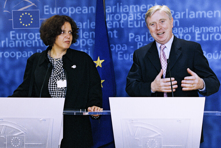 Fotografie 3: Press Conference with  Nurit PELED-ELHANAN , 2001 Sakharov Prize Winner