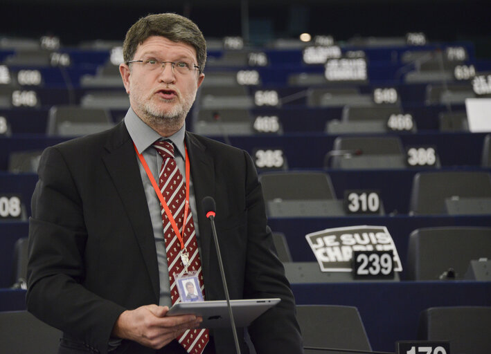 Foto 11: Plenary session week 3 2015 in Strasbourg-MEPs showing their support to the victims of the Paris terrorist attacks -  je suis Charlie