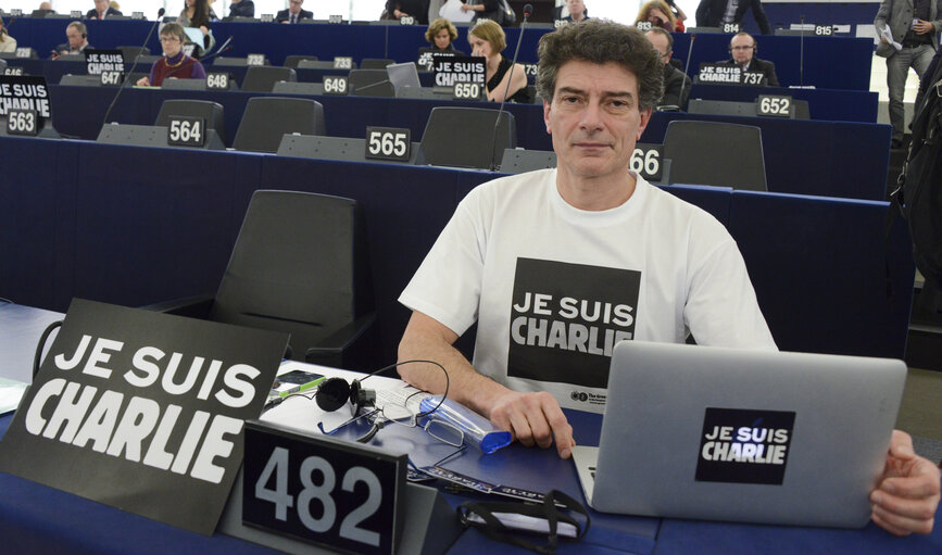 Foto 32: Plenary session week 3 2015 in Strasbourg-MEPs showing their support to the victims of the Paris terrorist attacks -  je suis Charlie