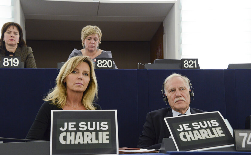 Foto 34: Plenary session week 3 2015 in Strasbourg-MEPs showing their support to the victims of the Paris terrorist attacks -  je suis Charlie