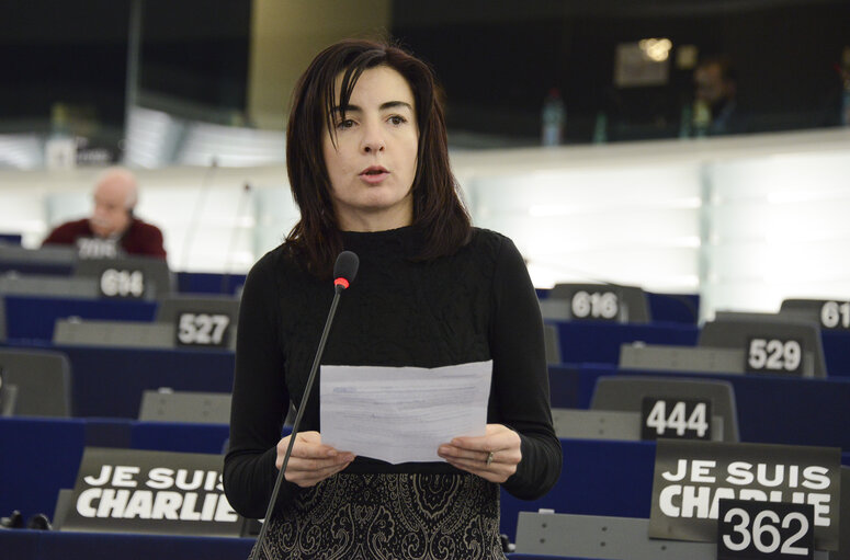 Foto 15: Plenary session week 3 2015 in Strasbourg-MEPs showing their support to the victims of the Paris terrorist attacks -  je suis Charlie