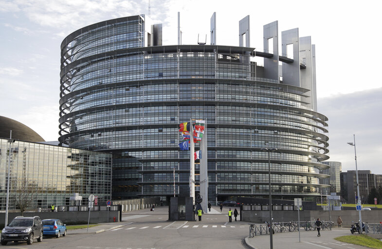 Fotografi 2: European and French flag at half-mast for the victims of the attack against Charlie Hebdo