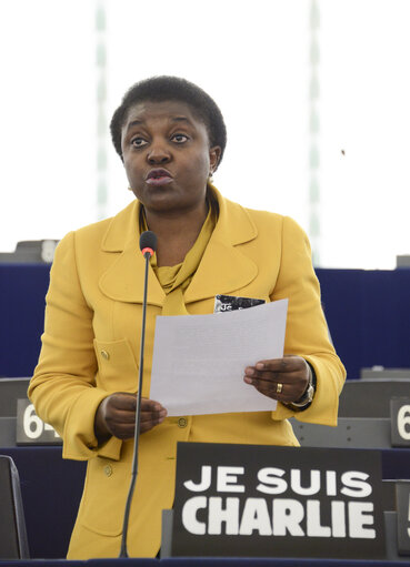 Foto 10: Plenary session week 3 2015 in Strasbourg-MEPs showing their support to the victims of the Paris terrorist attacks -  je suis Charlie