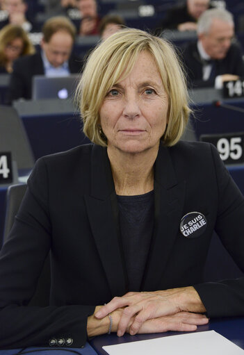 Foto 40: Plenary session week 3 2015 in Strasbourg-MEPs showing their support to the victims of the Paris terrorist attacks -  je suis Charlie